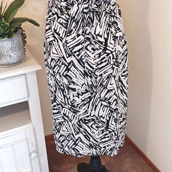 BCBG Black and Cream Abstract Design Dress. Soft Girl. Cateer. - Picture 10 of 16